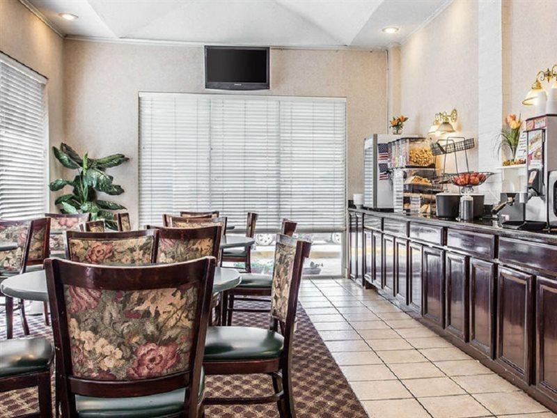 Econo Lodge Inn And Suites Dentsville Экстерьер фото